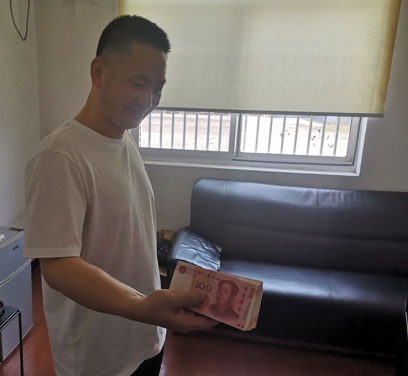 點贊！拾金不昧好的哥 萬元現(xiàn)金物歸原主